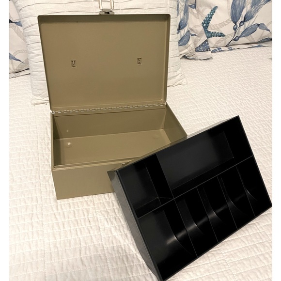 Cash Box - Picture 4 of 5